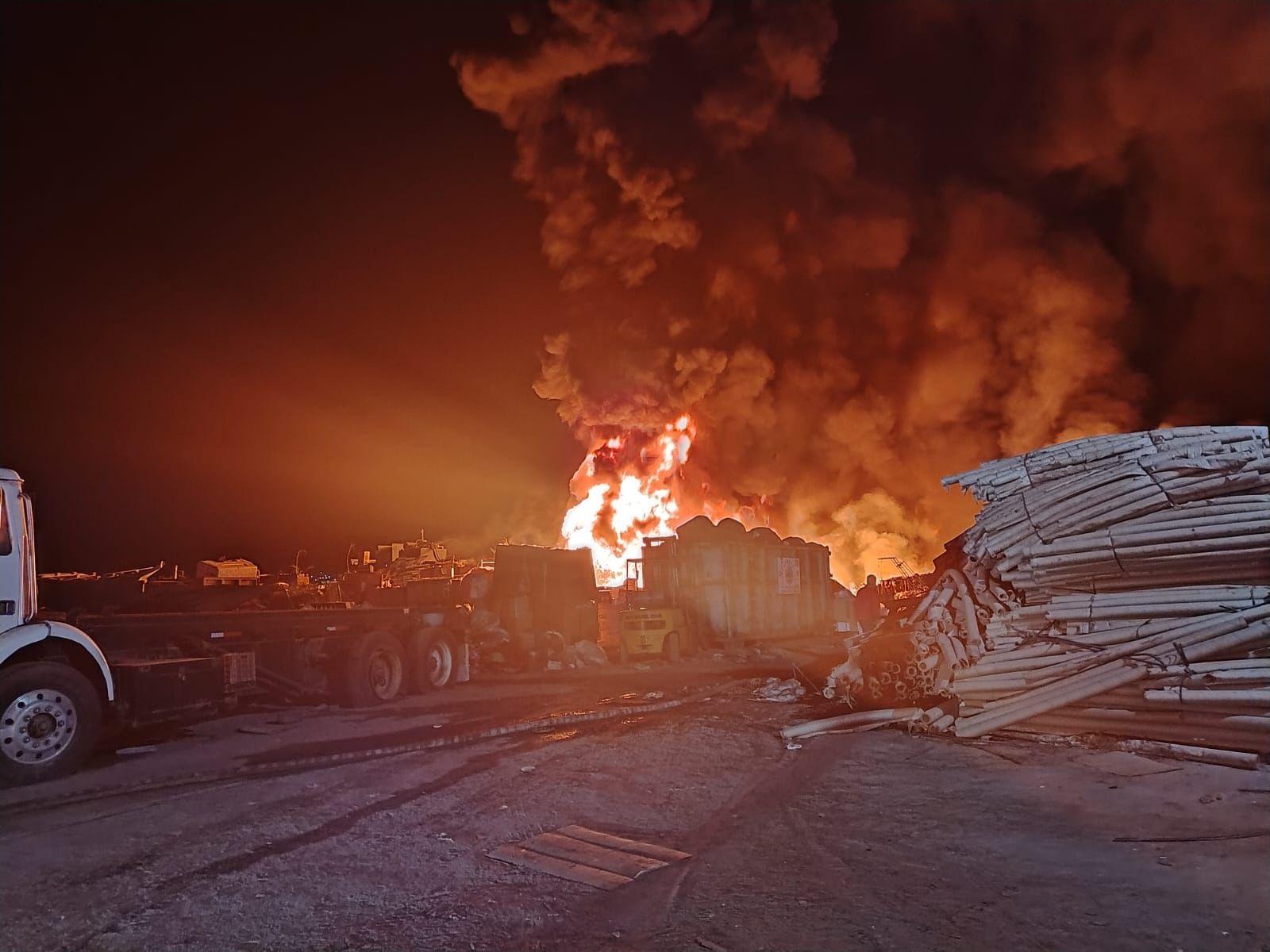 Autoridades atienden incendio en recicladora de la colonia Gómez Morín