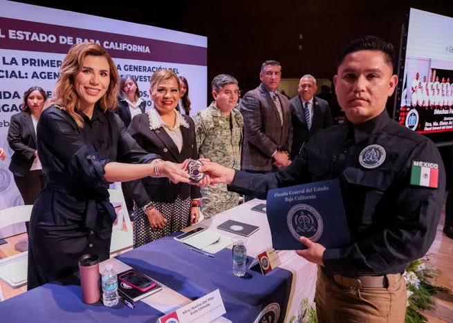 Marina del Pilar destaca la importancia de la integridad y compromiso en la seguridad de Baja California durante la graduación de nuevos agentes y la jubilación de personal clave