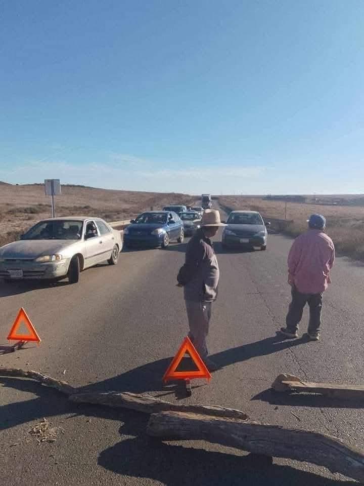 Habitantes de Punta Colonet bloquean carretera para exigir agua y electricidad