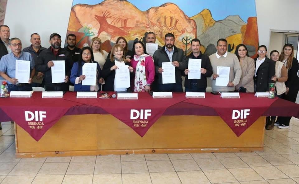 Firman acuerdo para mejorar el servicio de transporte a personas con discapacidad y adultos mayores